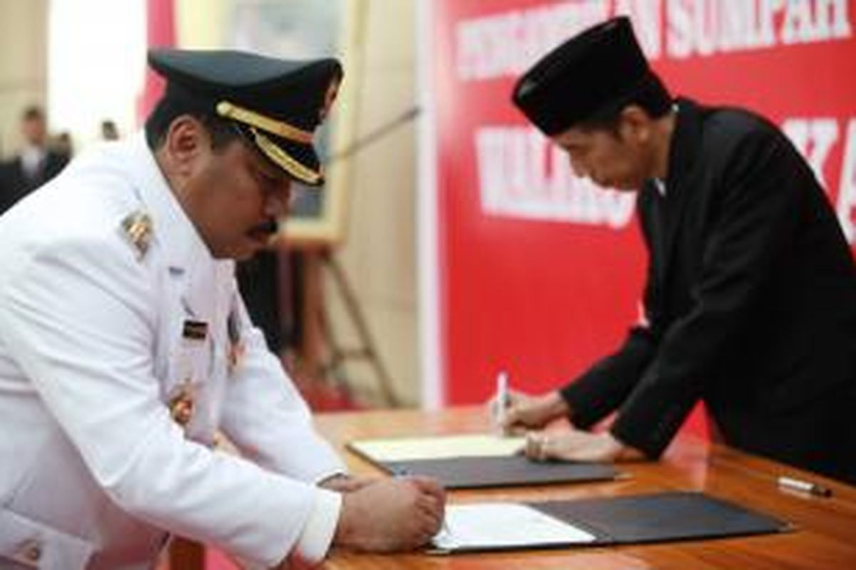 Gubernur DKI Jakarta Joko Widodo melantik Wali Kota Jakarta Barat Anas Effendi di Gedung Wali Kota Jakarta Barat, Selasa (11/3). Anas, yang mantan Wali Kota Jakarta Selatan dan pernah menjabat Kepala Badan Perpustakaan dan Arsip Daerah DKI Jakarta, menggantikan Fatahillah sebagai Wali Kota Jakarta Barat. ,Joko Widodo berpesan kepada Anas agar melaksanakan revitalisasi Kota Tua, membenahi Tambora, mencarikan solusi kawasan Kali Jodo dan Rumah Potong Hewan di Kapuk. Kompas/Priyombodo (PRI)
