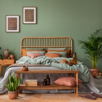 Ilustrasi kamar tidur dengan nuansa warna hijau sage atau sage green. 