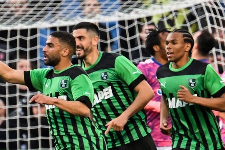 Penyerang asal Perancis, Gregoire Defrel (kiri), merayakan gol dalam laga Liga Italia Sassuolo vs Juventus di Stadion Mapei, Reggio Emilia, Italia, pada Minggu (16/4/2023) malam WIB.