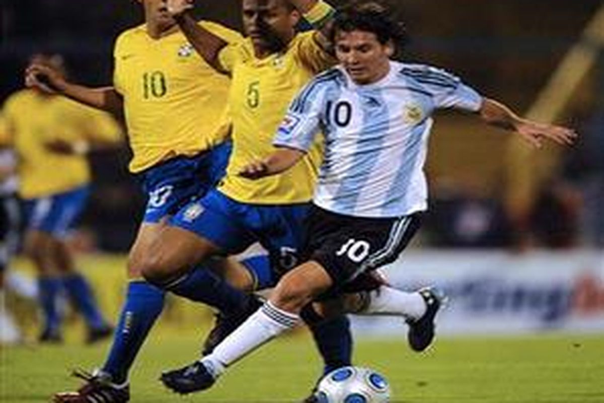 Pemain Argentina, Lionel Messi (kanan).