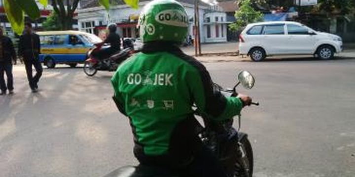 Diver Gojek Bandung yang tengah menjemput angkutan di kawasan Jalan RE. Martadinata, Kota Bandung, Rabu, (24/6/2015). 