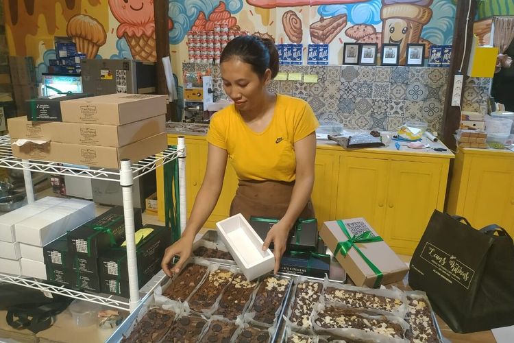 Widiana Arta Nugraha (32), pemilik usaha kue Leans Kitchen sedang menata pesanan kue Lebaran di rumahnya Desa Karang Kundi, Kapungan, Kecamatan Polanharjo, Kabupaten Klaten, Jawa Tengah, Jumat (22/5/2020).