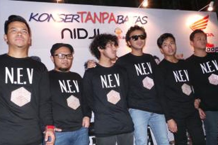 Randy Ganistha (ketiga dari kiri) bersama rekan segrupnya di Nidji