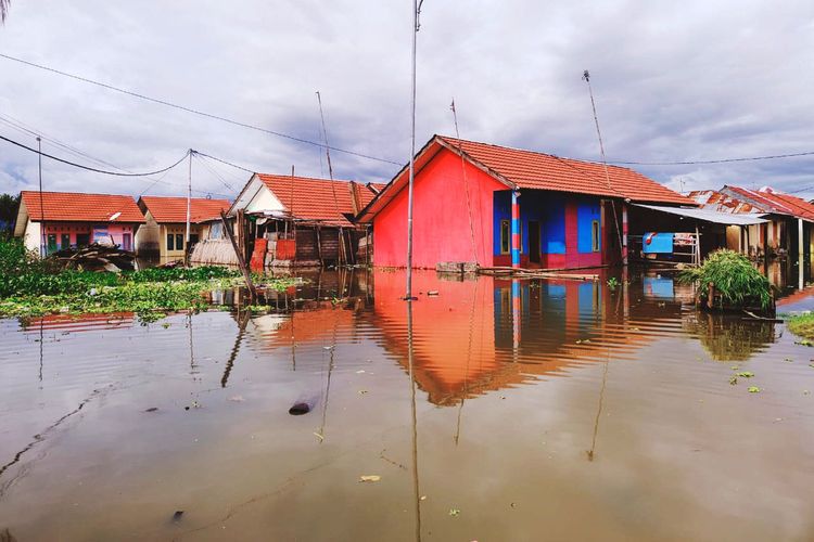 Sudah 4 hari warga yang tinggal di rumah deret terendam air Danau Limboto. Bagian rumah lain yang berada di sisi belakang kondisinya lebih parah.