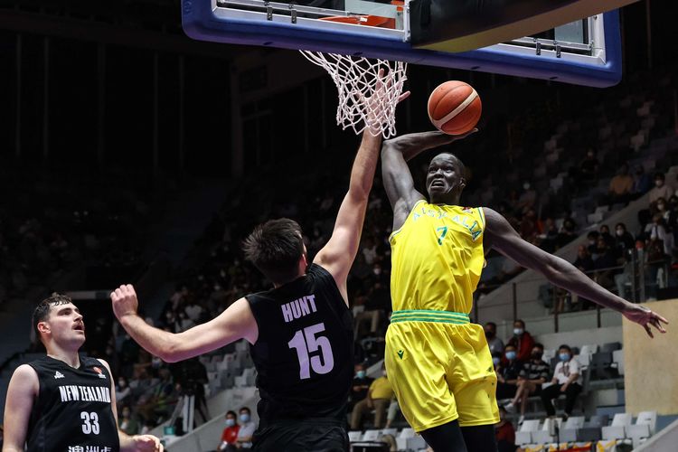 Pemain timnas basket Australia, Thon Maker mencoba mencetak skor saat bertanding melawan pemain timnas basket Selandia Baru pada laga semifinal FIBA Asia Cup 2022 di Istora Senayan, Jakarta, Sabtu (23/7/2022). Australia melaju ke final setelah menang dengan skor  85-76.