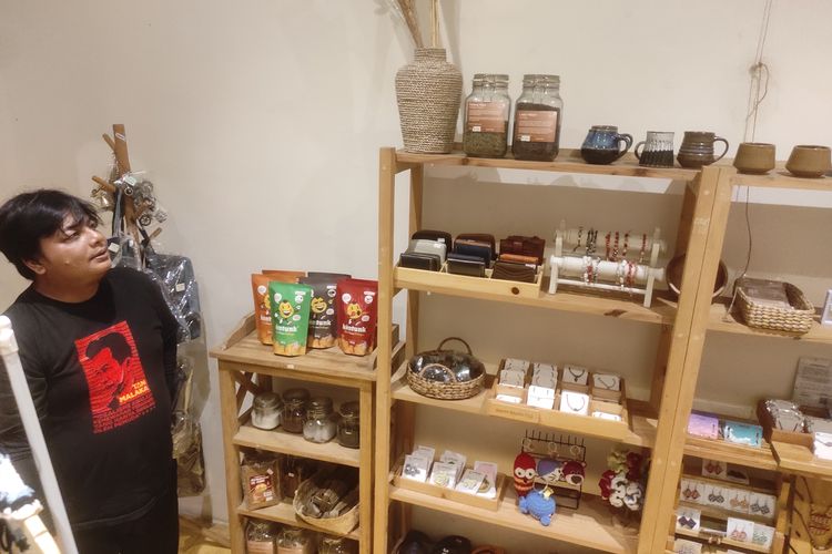 Hermawan Nugroho (39) melihat produk-produk yang dijual di tokonya, Javapari Bulkstore, Jalan Taman Sari Nomor 36, Kota Jogja, DIY, Senin (28/7/2025). 