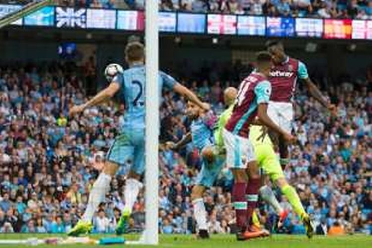 Sundulan Michail Antonio menjebol gawang Manchester City yang dikawal Willy Caballero, Minggu (28/8/2016).