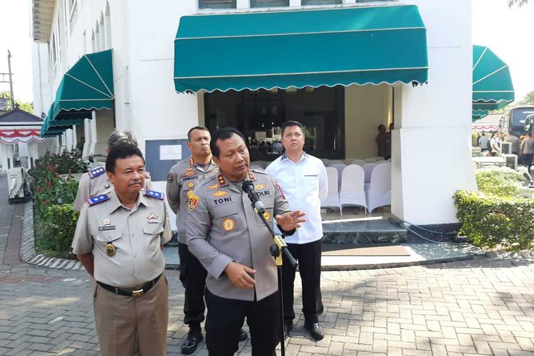 Kapolda Jatim Irjen Toni Hermanto bersama pejabat Polda Jatim mendatangi Gedung Grha Wismilak Surabaya, Senin (21/8/2023)