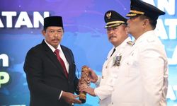 Lantik Pj Bupati Pati dan Cilacap, Pj Gubernur Nana Sudjana Minta Mereka Lakukan Ini