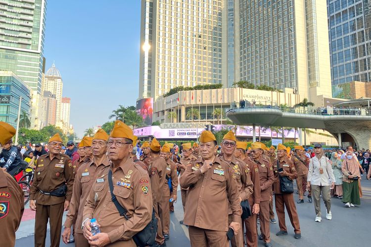 Pawai Kirab Peringatan Hari Veteran Ramaikan CFD Jakarta di Bundaran HI pada Minggu (10/8/2025).
