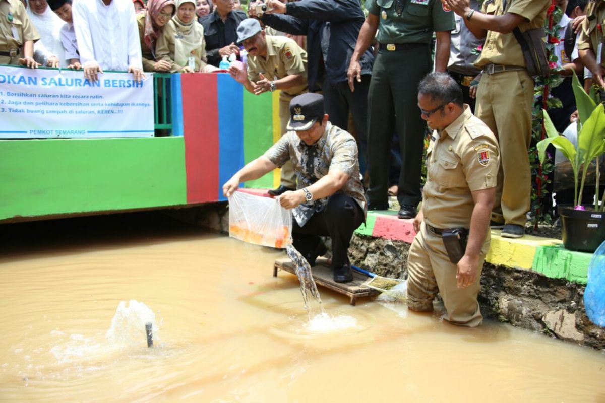 Wali Kota Semarang Hendrar Prihadi menyebar ikan di parit di Kelurahan Mangkang Kulon, Kecamatan Tugu, Senin (25/9/2017)