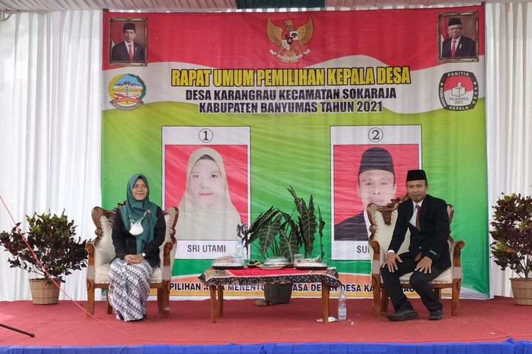 Pasangan suami istri Sugiono dan Sri Utami bertarung dalam Pilkades Karangrau, Kecamatan Sokaraja, Kabupaten Banyumas, Jawa Tengah, Rabu (15/12/2021).