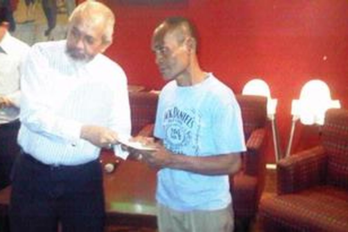 Ketua YOI, Anjasmara (kiri), menyerahkan tali kasih kepada mantan petinju nasional, Hasan Lobubun, yang kini menjadi pemulung di Jakarta.