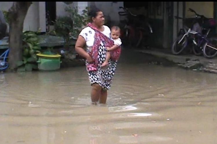 Banjir masih melanda Desa Plangwot di Kecamatan Laren, Lamongan.