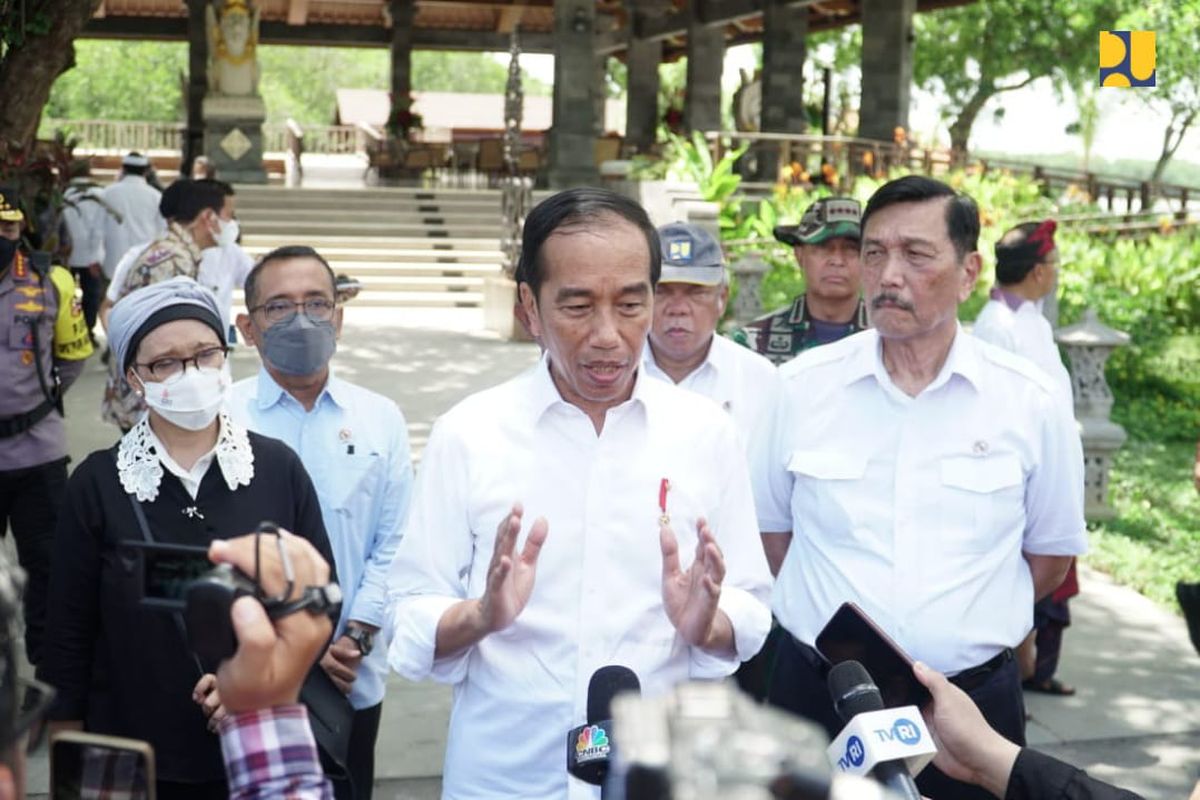 Presiden Joko Widodo (Jokowi) meninjau kawasan Rehabilitasi dan Konservasi Hutan Mangrove Tahura Ngurah Rai, Denpasar, Bali, Selasa (8/11/2022). 