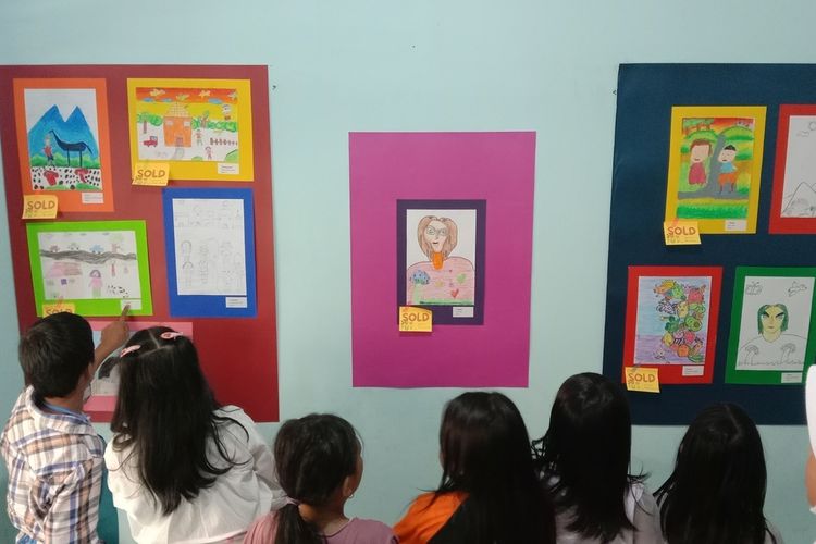 Anak-anak Asuh Rumah Belajar Sabilulungn tengah melihat hasil karyanya yang dipamerkan rhmab belajar tersebut, Sekeloa, Kota Bandung, Jawa Barat, Sabtu (25/3/2023).
