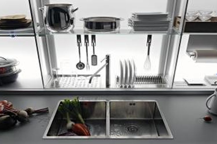 Desain ini juga menghadirkan banyak storage untuk menyimpan beragam peralatan dapur. Dengan menyediakan banyak lemari penyimpan, tampilan dapur terlihat lebih simpel dan bersih. 