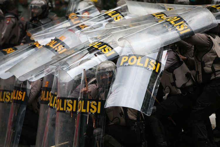 Police disperse protesters during recent demonstrations against the Jobs Creation Omnibus Law (13/10/2020)