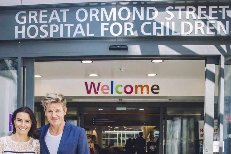 Gordon Ramsay dan sang istri di depan Great Ormond Street Hospital for Children, RS yang ia gandeng untuk yayasan amal yang didirikannya.