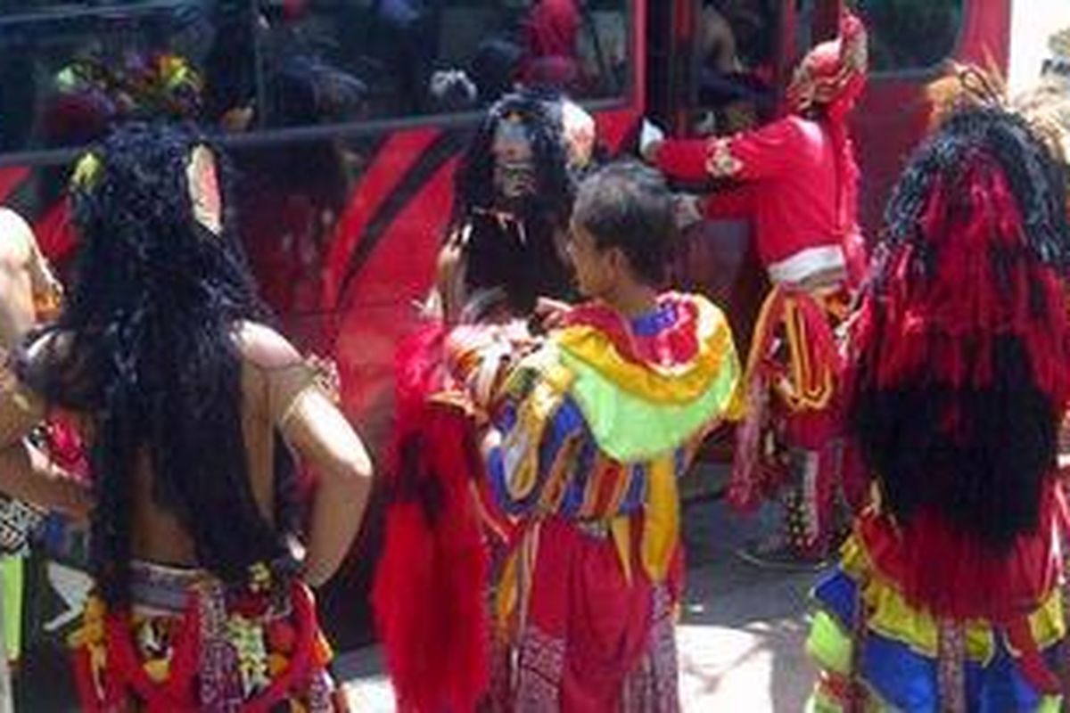 Para pemain Jaran Kepang, Rabu (12/9/2012) bersiap hendak pentas untuk memprotes pernyataan Gubernur Jawa Tengah Bibit Waluyo di Kantor Gubernur, Semarang, Jawa Tengah. 