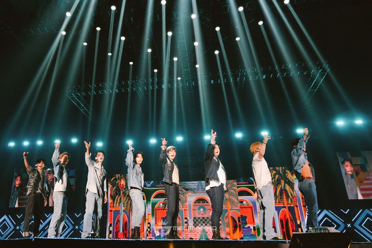 Boy group Korea Selatan, Super Junior sukses menghibur penggemarnya dalam konser bertajuk ?SUPER JUNIOR WORLD TOUR - SUPER SHOW 9: ROAD in JAKARTA.? Konser yang dipromotori Mecimapro ini digelar di Convention Exhibition (ICE) BSD, Tangerang, pada Sabtu (17/9/2022).