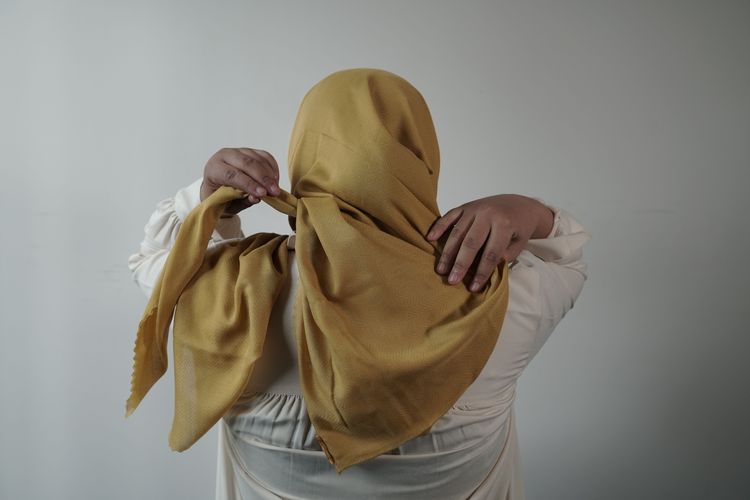 Tutorial hijab segi empat untuk Idul Adha 1446 H.