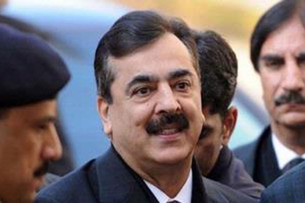 Perdana Menteri Pakistan Yousuf Raza Gilani tiba di Mahkamah Agung di Islamabad, Kamis (19/1/2012).