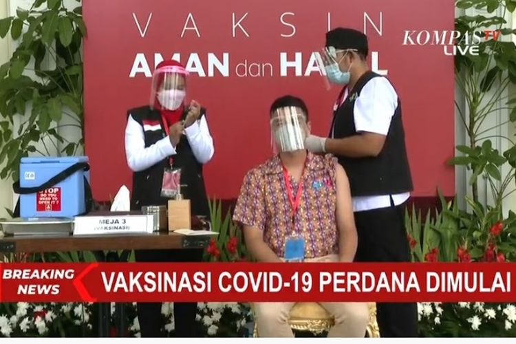 Raffi Ahmad saat disuntik vaksin Covid-19 perdana di Istana Negara, Rabu (13/1/2021).