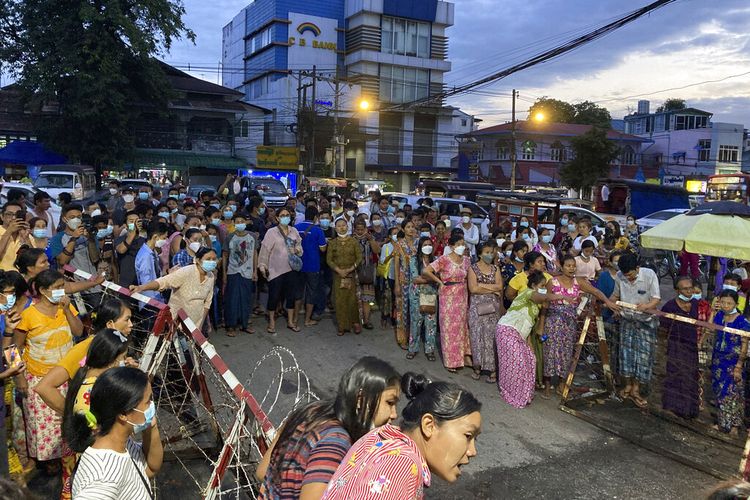 A file photo of family members wait for prisoners outside Insein Prison in Yangon, Myanmar, dated Oct. 18, 2021. At the time, Myanmar's government announced an amnesty for more than 5,600 people arrested for taking part in anti-government activities that protested February's seizure of power by the military. Over 1,000 people were freed from prisons around the country and charges against more than 4,000 others were suspended. (AP Photo)