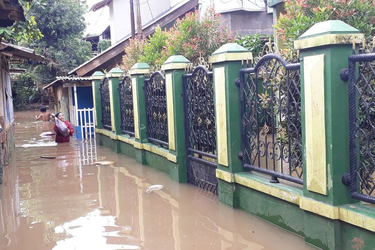 Banjir setinggi dada orang dewasa merendam wilayah RW 05, Kelurahan Cawang, Kramat Jati, Jakarta Timur, Kamis (20/2/2020).