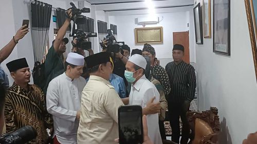 Bertemu Ketua Kenadziran Kesultanan Banten, Prabowo Dipakaikan Peci Motif Spesial