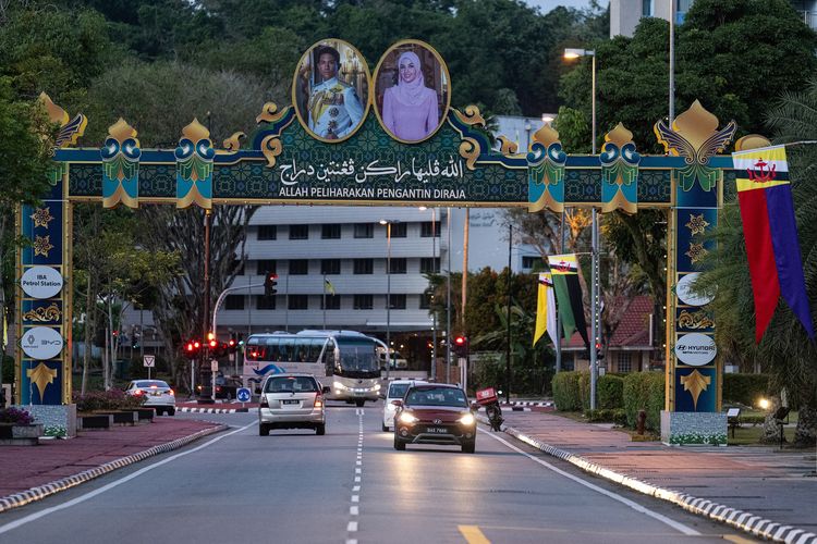 Foto Pangeran Mateen (kiri) dan calon istrinya, Anisha Rosnah (kanan) dipasang di jalan raya dengan bahasa Melayu yang berarti Allah melindungi pasangan kerajaan ini. Acara puncak pernikahan Pangeran Mateen dan Anisha digelar pada Kamis (11/1/2024), sedangkan rangkaian semua acaranya berlangsung sepuluh hari.