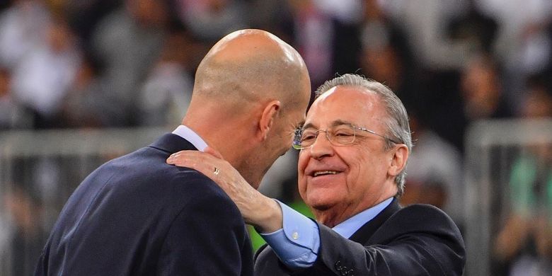 Pelatih Real Madrid, Zinedine Zidane diberi selamat oleh Presiden Real Madrid Florentino Perez setelah memenangkan final Piala Super Spanyol antara Real Madrid dan Atletico Madrid pada 12 Januari 2020, di King Abdullah Sports City 