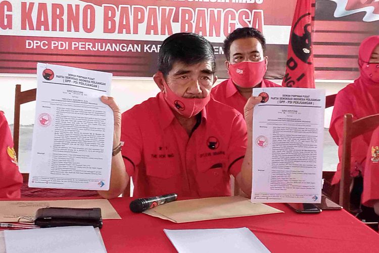 Wakil Ketua DPC PDI-P Kabupaten Semarang Bidang Kehormatan Partai The Hok Hiong menunjukkan surat pemecatan Mundjirin dan Biena Munawa Hatta