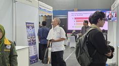 Tenteng Tas Bagikan CV, Ayah Wakili Anaknya Cari Kerja di Jakarta Job Fair