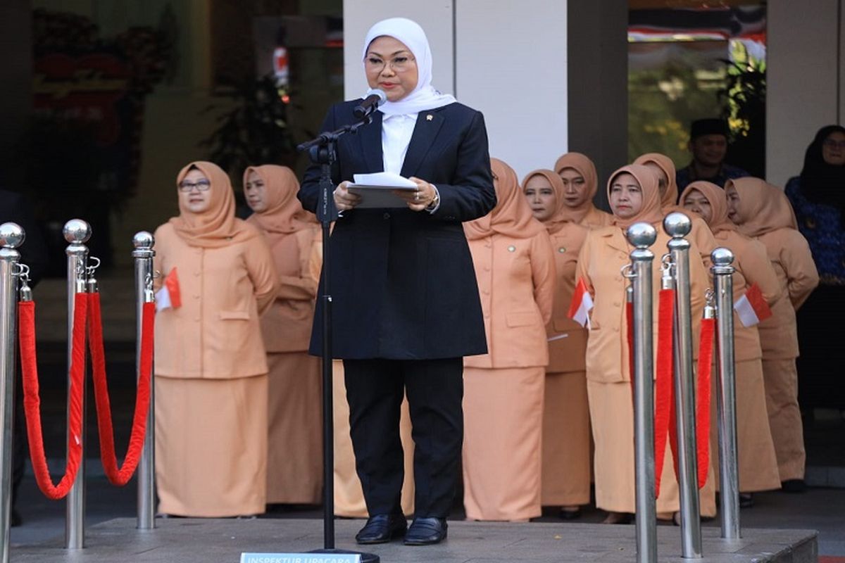Menteri Ketenagakerjaan Ida Fauziyah saat Upacara Peringatan HUT Ke-78 Republik Indonesia di Kantor Kementerian Ketenagakerjaan (Kemenaker), Jakarta, Kamis (17/8/2023).