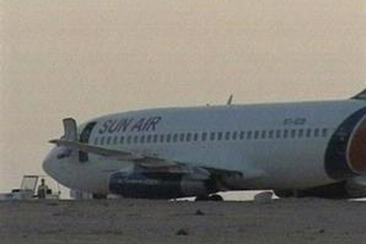 Pesawat Boeing 737-200 milik maskapai swasta Sudan, Sun Air yang dibajak mendarat di Bandara Kufra, daerah oasisi di Gurun Sahara, Libya.  