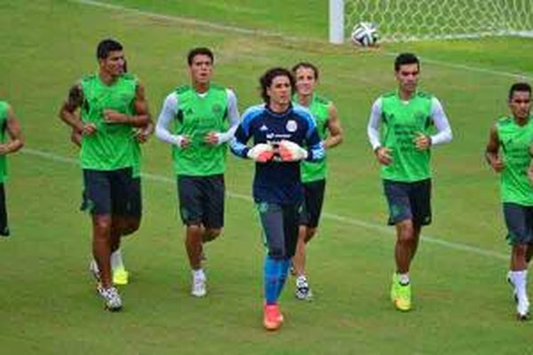 Para pemain Meksiko sedang melakukan latihan di Stadion Frasqueirao ABC di Natal, Brasil, 14 Juni 2014.