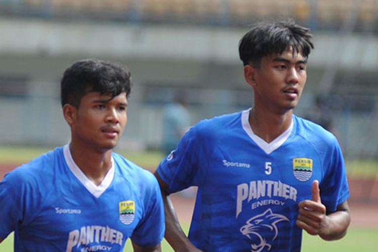 Dua bek muda Persib Bandung, Bayu Mohamad Fiqri (kiri) dan Kakang Rudianto (kanan), dalam sesi latihan tim Persib di Stadion Gelora Bandung Lautan Api (GBLA), Selasa (02/03/2021). 