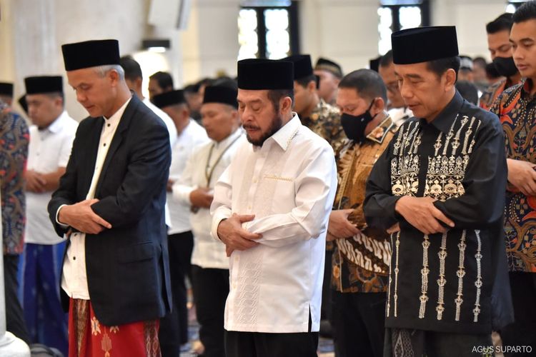 Presiden RI Joko Widodo dan Gubernur Jawa Tengah Ganjar Pranowo melaksanakan Shalat Idul Fitri 1444 H di Masjid Raya Sheikh Zayed, Solo, Jawa Tengah, Sabtu (22/4/2023).