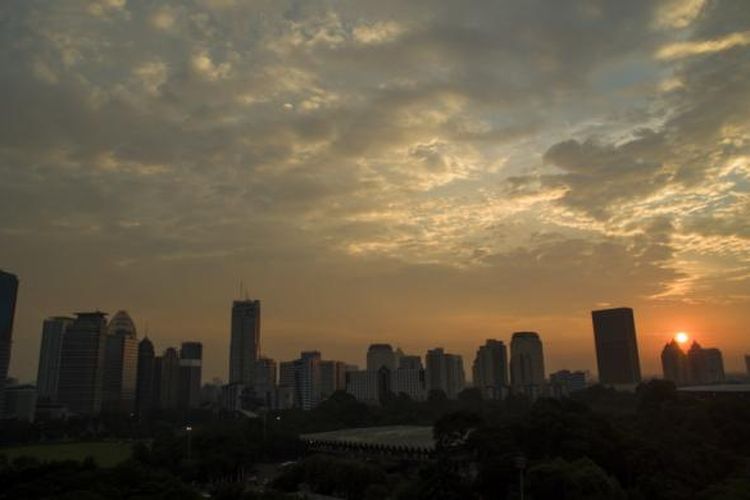 Kawasan kompleks Stadion Gelora Bung Karno dengan latar belakang gedung pencakar langit di Jakarta Selatan, Senin (2/2/2015). KOMPAS.com / FIKRIA HIDAYAT