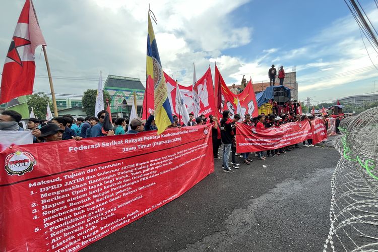 Ribuan Mahasiswa Kawal Demo Hari Buruh di Kantor DPRD Jatim: Pantang Mundur Sebelum Ditemui