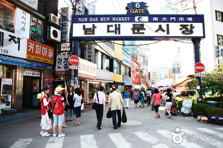 Namdaemun Market menjual semua barang lengkap yang dijual secara grosir maupun eceran di Seoul, Korea Selatan.