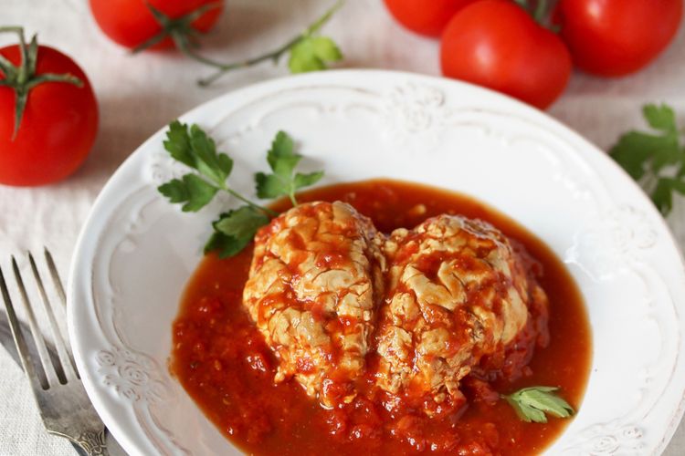 Ilustrasi otak sapi masak saus tomat. 