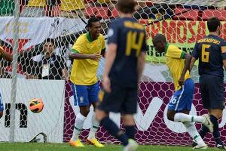 Pemain Brasil, Ramires (2 dari kanan), mencetak gol keempat lewat sundulannya ketika Brasil menang 6-0 atas Australia dalam laga uji coba di Mane Garrincha National stadium, di Brasil, Sabtu (7/9/2013).