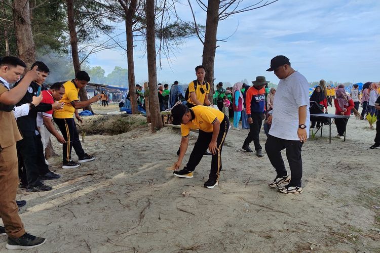 Bawa Alat Berat, Polda Bengkulu Sisir Sampah di 38 Titik Wisata