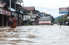 Jalan Pasar Pahauman Landak Terendam Banjir, Lalu-lintas Antarkabupaten Terhambat