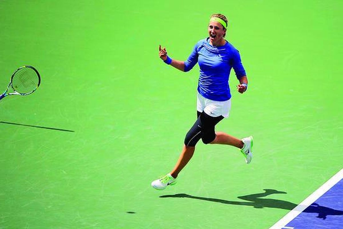 Petenis Belarus, Victoria Azarenka, melempar raketnya setelah menyudahi perlawanan petenis Rusia, Maria Sharapova, pada pertandingan final BNP Paribas Terbuka di Indian Wells, Amerika Serikat, Minggu (18/3). Azarenka menang 6-2, 6-3. 