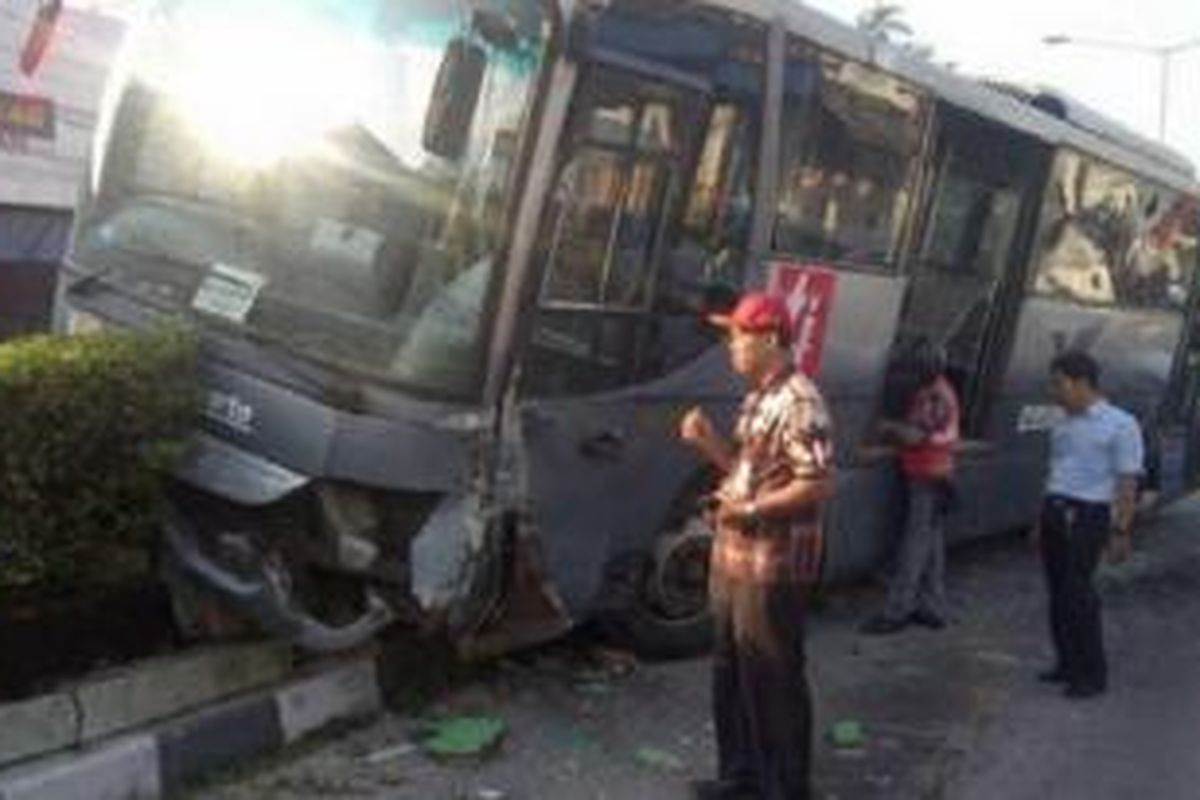 Ilustrasi: Bus TransJakarta Koridor V (PGC-Harmoni) sarat penumpang menyeruduk median Jalan Otista Raya, Jakarta Timur, Kamis (3/7/2014) pagi, akibat menghindari bus Kopaja yang menyerobot. 