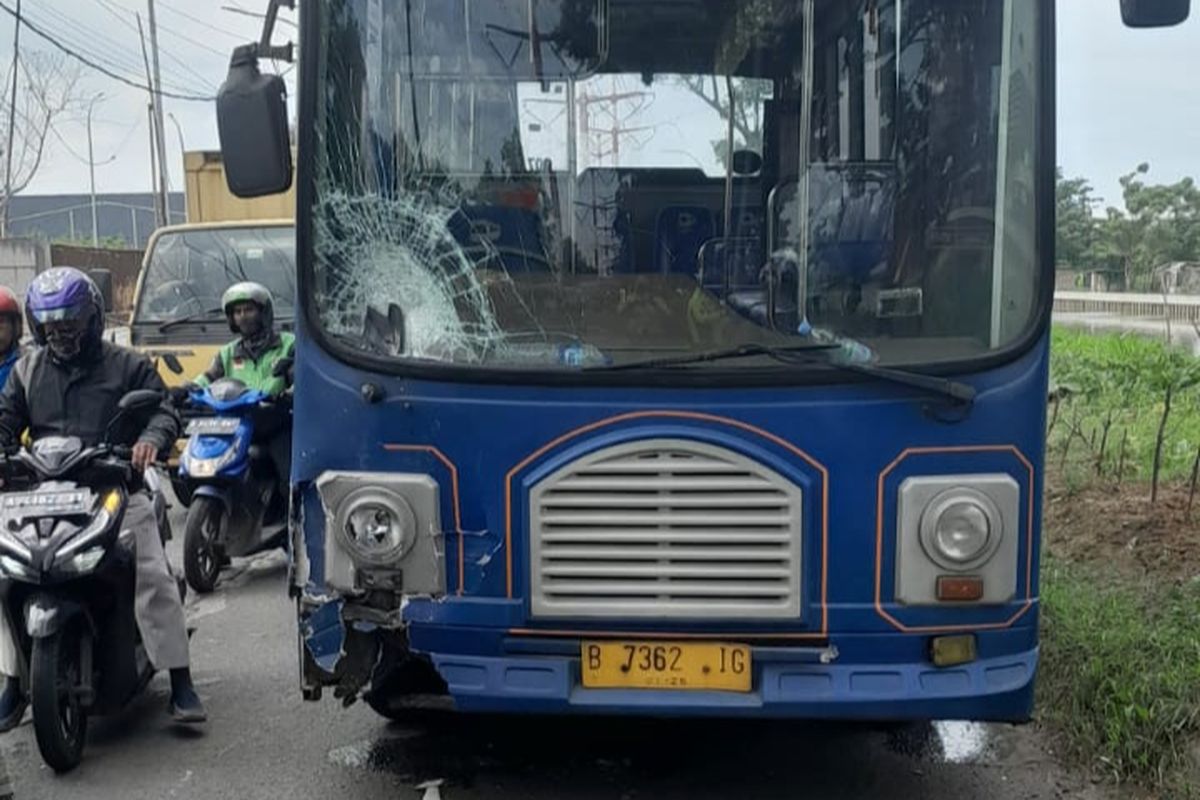 Telah terjadi tabrakan antara sebuah motor Honda Beat dan Bus Tayo pada pukul 13.00 WIB tepat di dekat pabrik Oppo Kelurahan Periuk, Kecamatan Periuk Kota Tangerang, Senin (9/1/2023). Insiden itu mengakibat satu orang meninggal dunia di lokasi. 